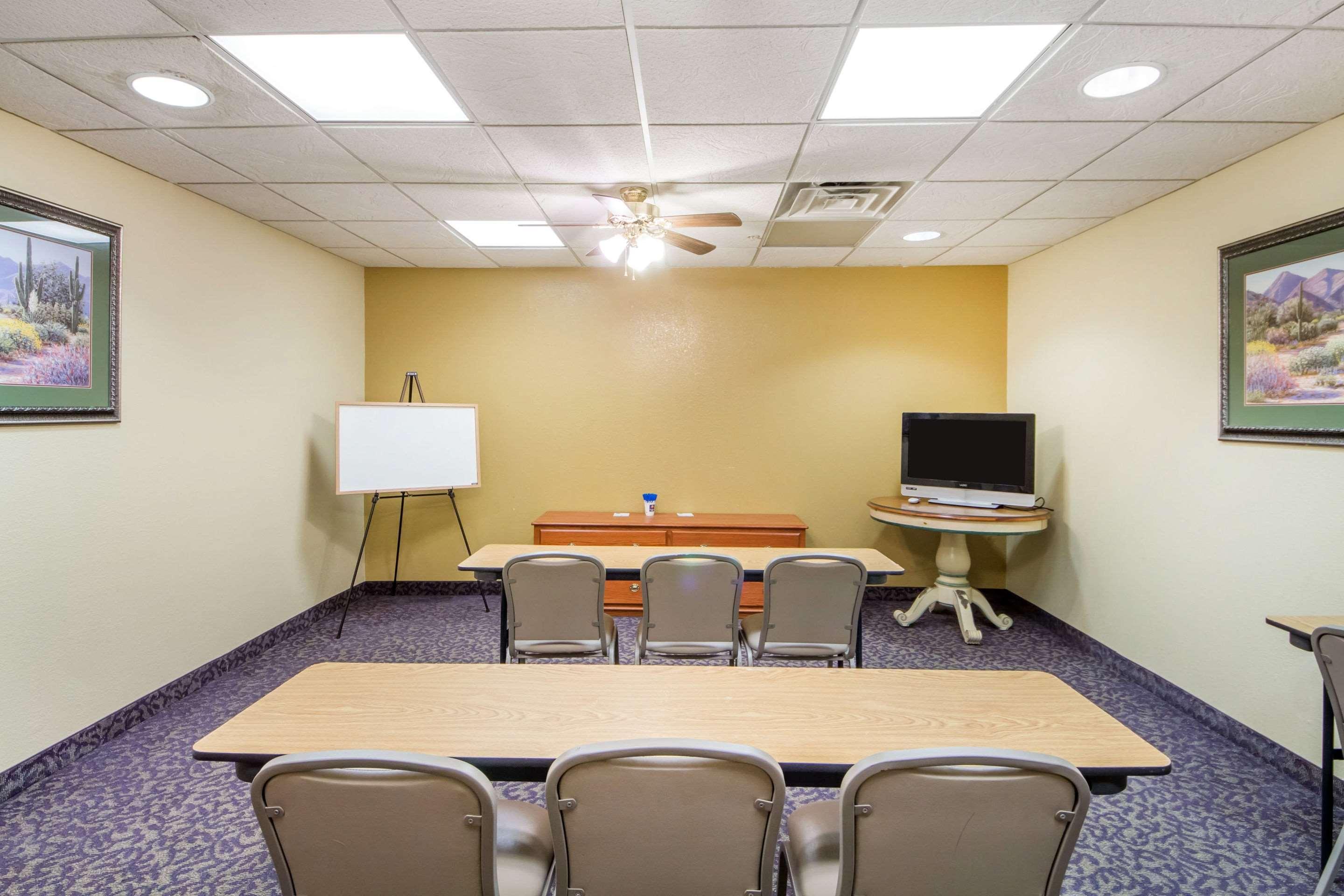 Quality Inn & Suites Midamerica Industrial Park Area Pryor Creek Экстерьер фото